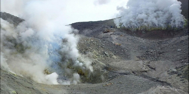 Фумаролы на вулкане Кудрявый, в газах которых в 1992 году был найден рений
