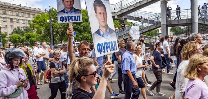 На фото: участники несанкционированной акции в поддержку арестованного губернатора Хабаровского края Сергея Фургала (Фото: AP Photo/Igor Volkov/ТАСС)