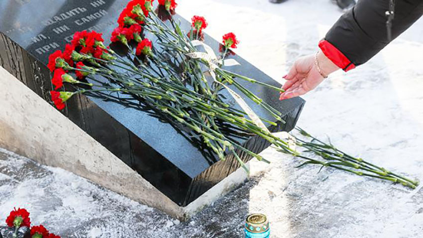 На фото: возложение цветов у мемориала работникам Военизированной горноспасательной части (ВГСЧ) на аллее «Шахтерская слава». (Фото: Кирилл Кухмарь/ТАСС)