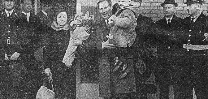 На фото: Владимир Глухов после освобождения из тюрьмы вместе с семьей убывает в Москву. (Фото: предоставлено автором/фото из голландской газеты. 1967 год.)