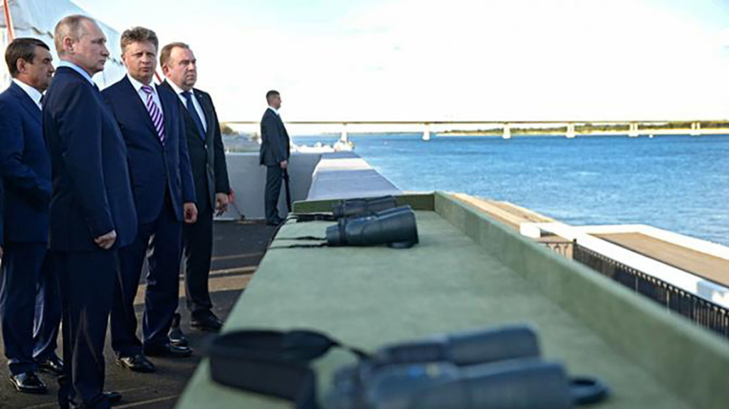 На фото (на переднем плане): президент России Владимир Путин во время рабочей поездки в Волгоград. (Фото: Kremlin Pool/Global Look Press)