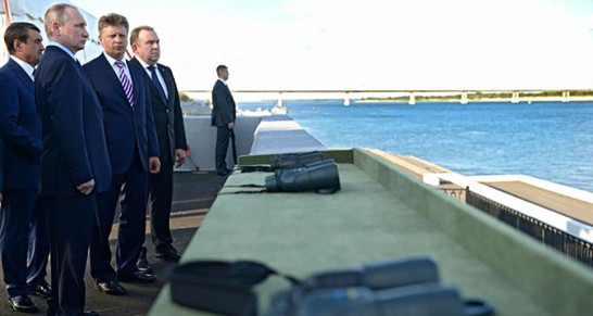 На фото (на переднем плане): президент России Владимир Путин во время рабочей поездки в Волгоград. (Фото: Kremlin Pool/Global Look Press)