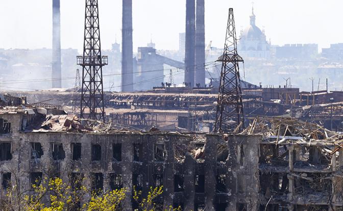 На фото: вид на завод «Азовсталь», поврежденный в результате обстрелов. (Фото: Петр Ковалев/ТАСС)