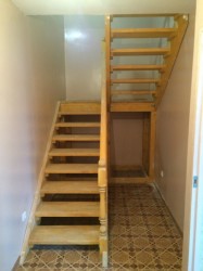 Вот эта лестница чудесным образом превратила коммуналку в двухуровневую квартиру. 