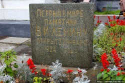 Ленин первый памятник2