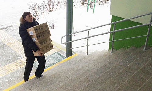 депутат Д.Б. Евсеев привез подарки в дом престарелых
