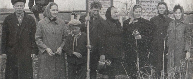 посадка Коллектив учителей Штанашской средней школы на посадке лиственницы в честь Логинова 1965 год